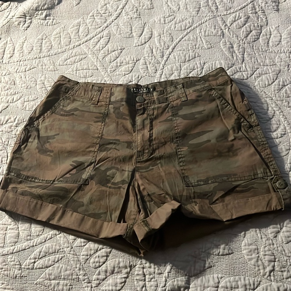 - Sanctuary Standard Surplus Cuffed Shorts in Camo Size 33